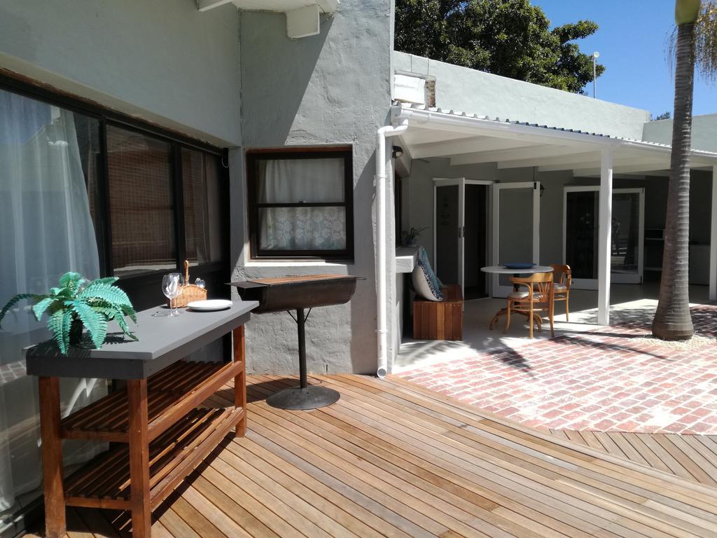 Livesey Lodge Guest House Hermanus Exterior photo